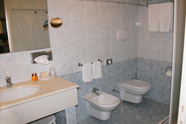 Hotel Gabarda Карпи Номер фото