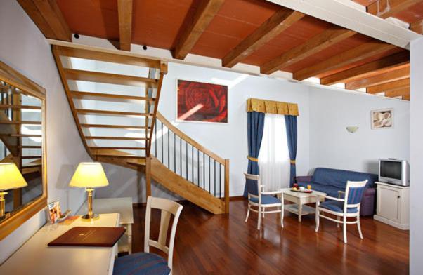 Hotel Gabarda Карпи Номер фото